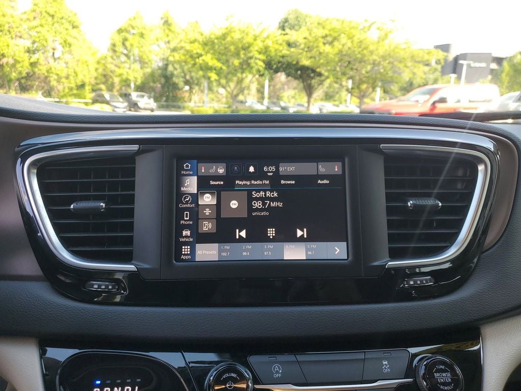 2023 Chrysler Voyager LX
