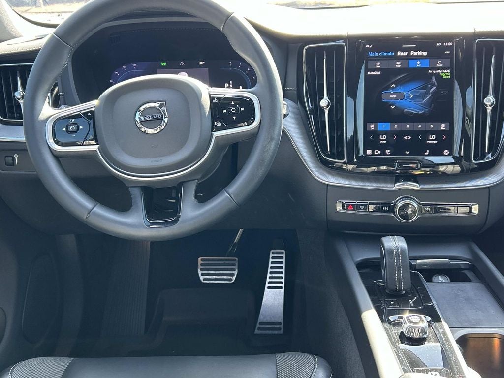 2022 Volvo XC60 R-Design