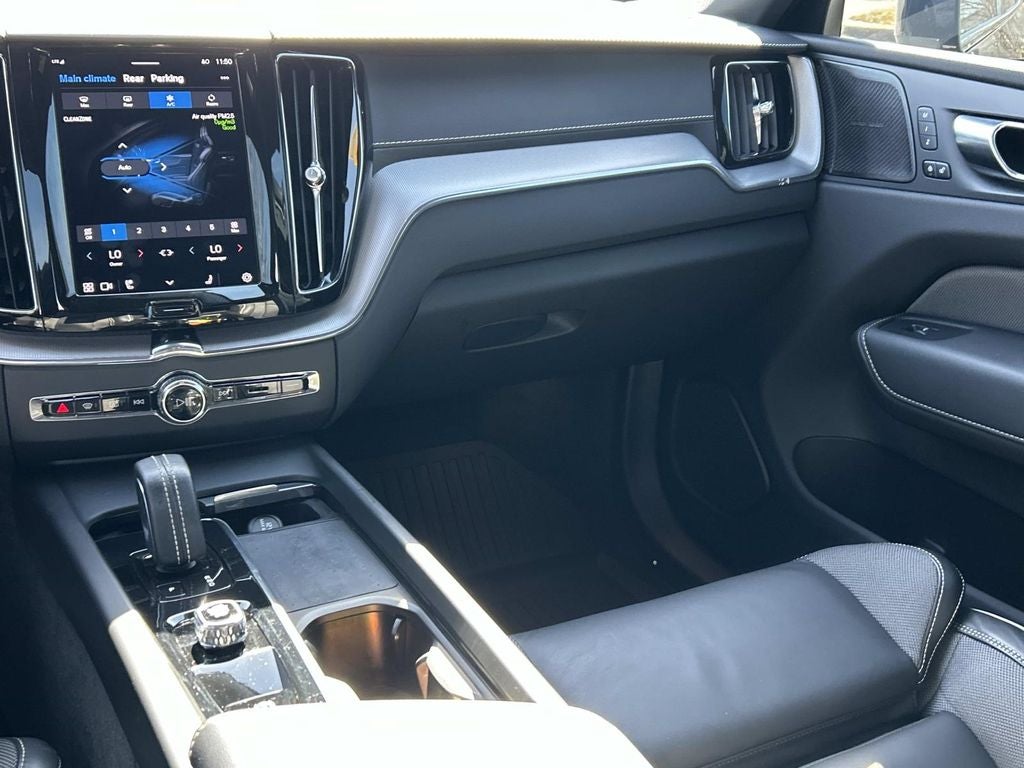 2022 Volvo XC60 R-Design