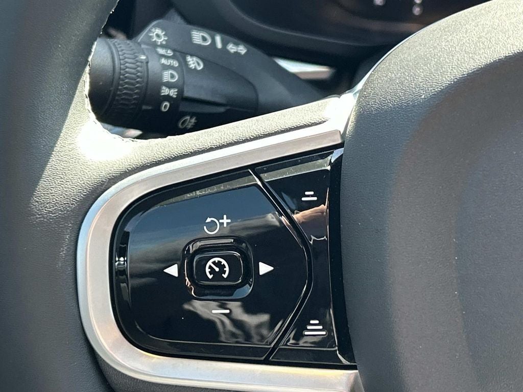 2022 Volvo XC60 R-Design