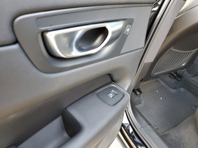 2024 Volvo XC60 B5 Ultimate Dark Theme