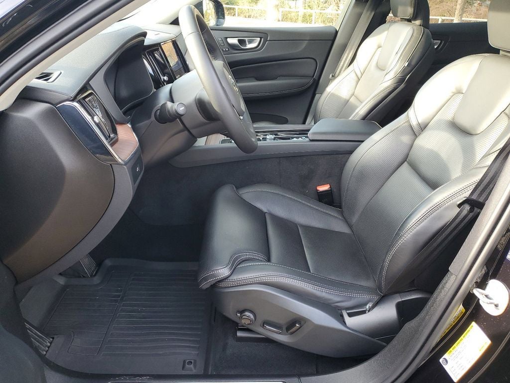 2024 Volvo XC60 B5 Ultimate Dark Theme