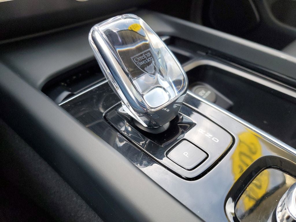 2024 Volvo XC60 B5 Ultimate Dark Theme