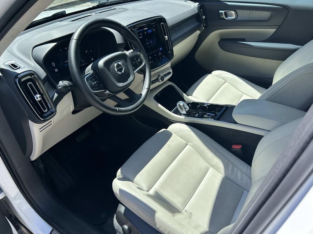 2024 Volvo XC40 B5 Plus Bright Theme