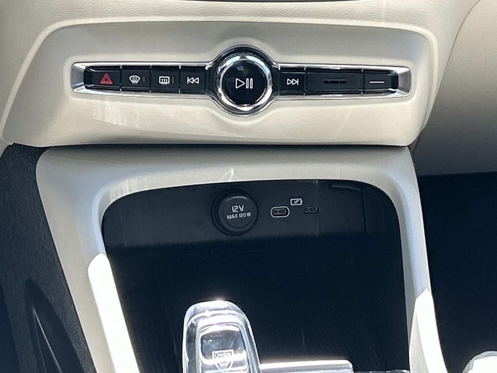 2024 Volvo XC40 B5 Plus Bright Theme