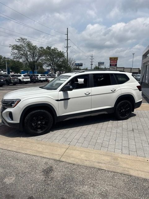 2024 Volkswagen Atlas 2.0T Peak Edition SEL
