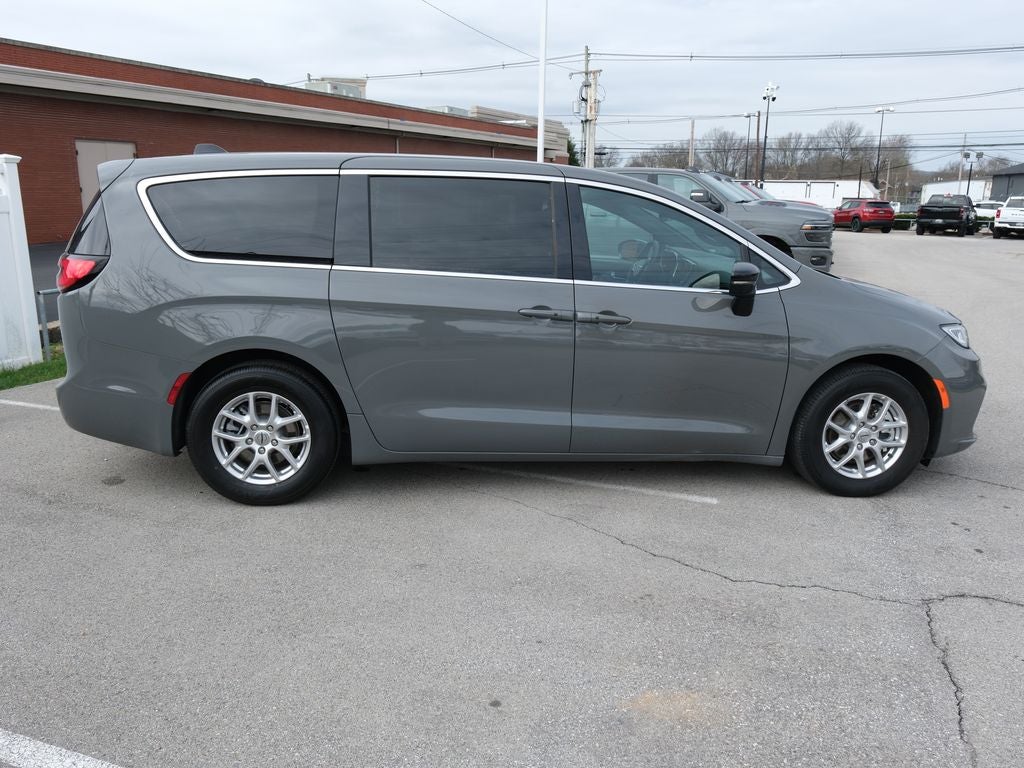 2025 Chrysler Pacifica Select