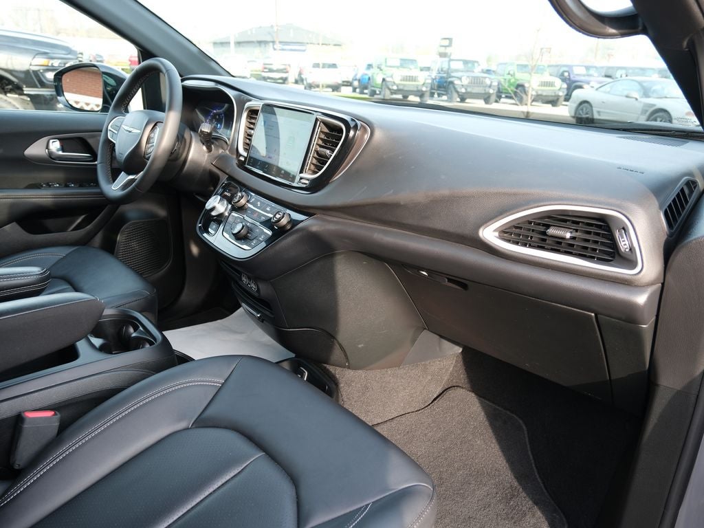 2025 Chrysler Pacifica Select