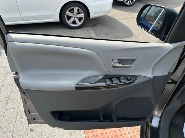 2017 Toyota Sienna XLE Premium 8 Passenger