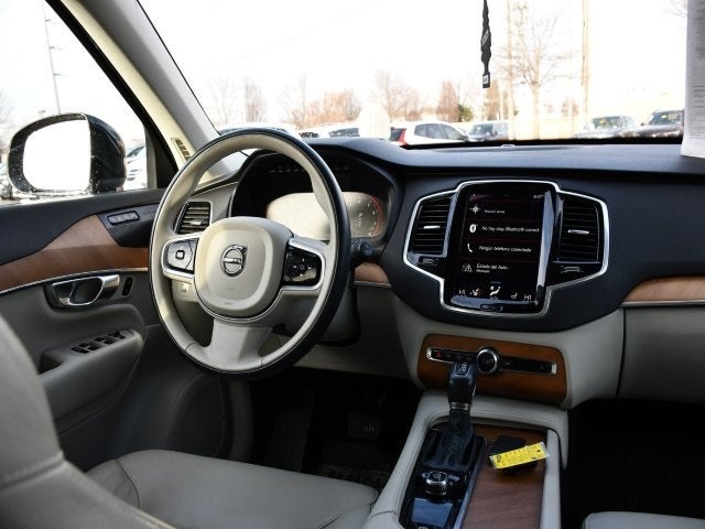 2022 Volvo XC90 T6 Momentum