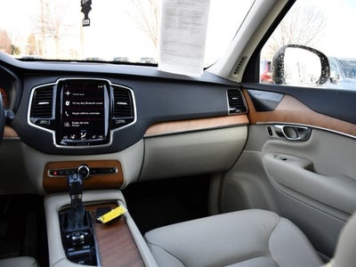 2022 Volvo XC90 T6 Momentum