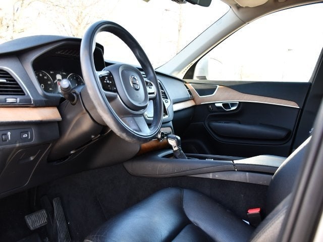 2022 Volvo XC90 T6 Momentum