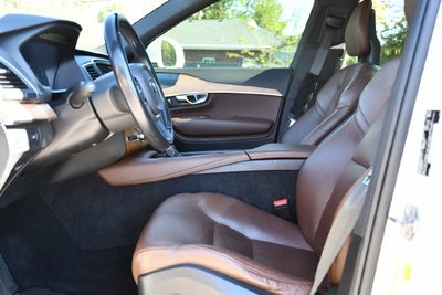2022 Volvo XC90 T6 Momentum