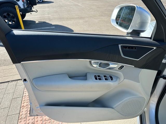 2020 Volvo XC90 T6 Momentum