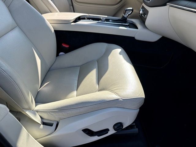 2020 Volvo XC90 T6 Momentum