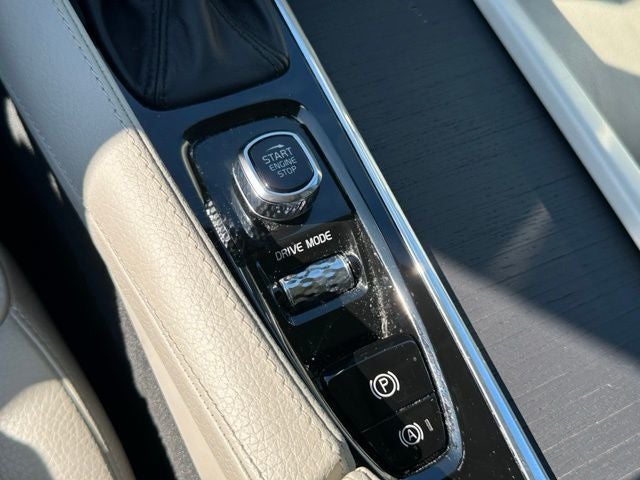 2020 Volvo XC90 T6 Momentum