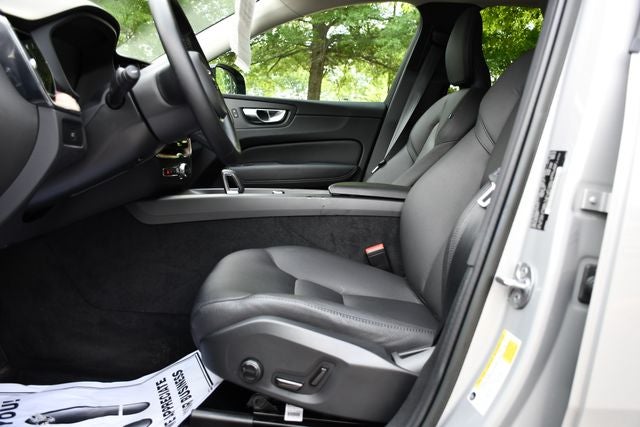 2023 Volvo XC60 B5 Plus Dark Theme