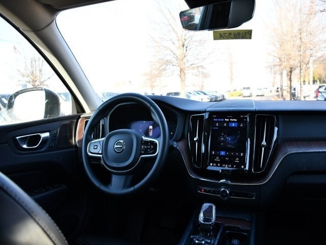 2023 Volvo XC60 B5 Ultimate Dark Theme