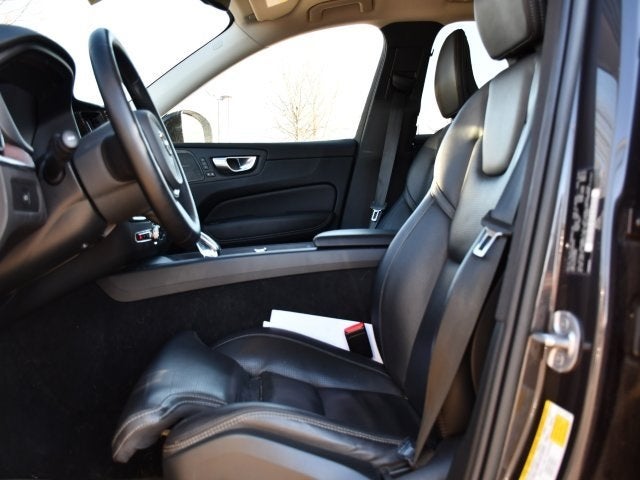 2023 Volvo XC60 B5 Ultimate Dark Theme