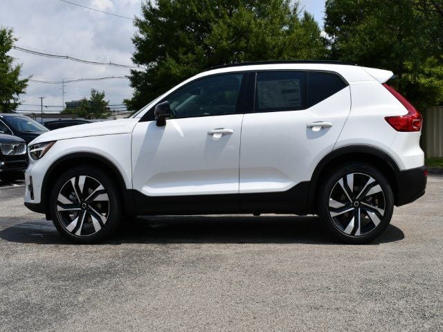 2025 Volvo XC40 B5 Plus Dark Theme