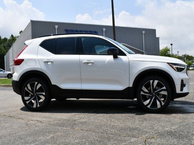 2025 Volvo XC40 B5 Plus Dark Theme
