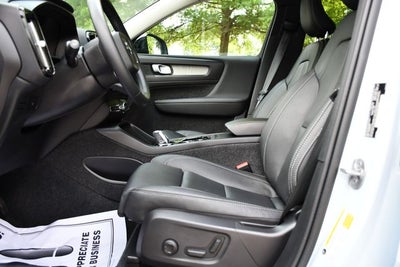 2025 Volvo XC40 B5 Plus Dark Theme