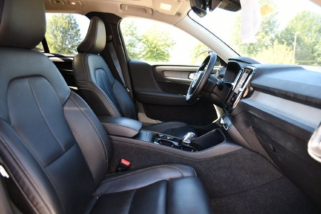 2025 Volvo XC40 B5 Plus Dark Theme