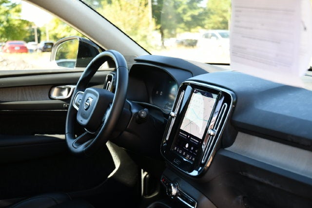 2025 Volvo XC40 B5 Plus Dark Theme