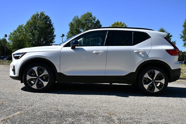 2025 Volvo XC40 B5 Plus Dark Theme