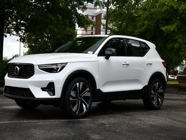 2025 Volvo XC40 B5 Plus Dark Theme