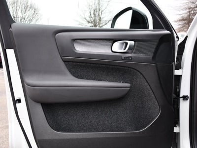 2025 Volvo XC40 B5 Plus Dark Theme