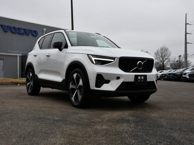 2025 Volvo XC40 B5 Plus Dark Theme