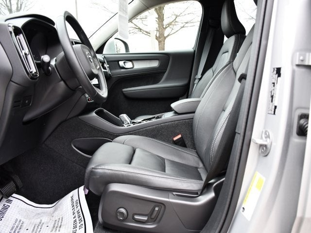 2025 Volvo XC40 B5 Plus Bright Theme