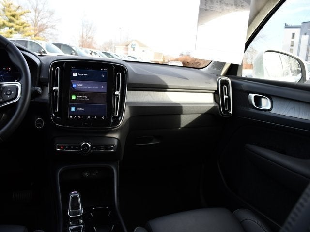 2025 Volvo XC40 B5 Plus Bright Theme