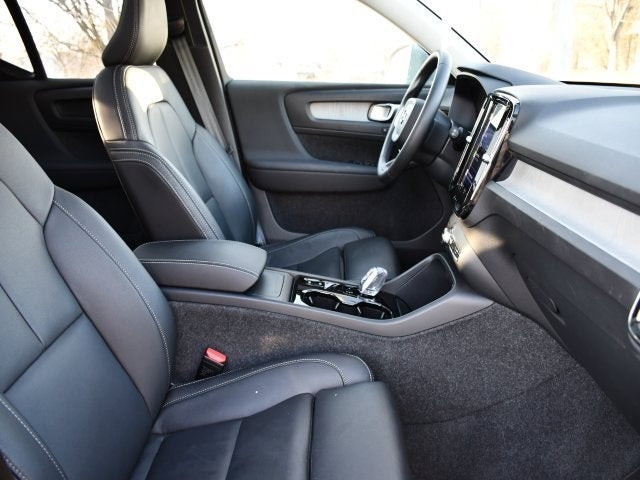 2025 Volvo XC40 B5 Plus Bright Theme