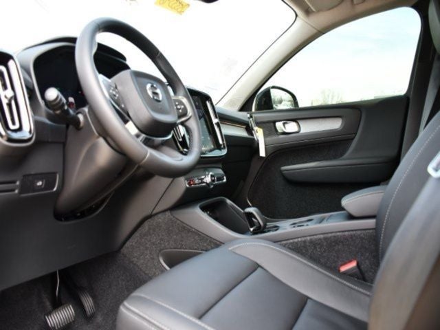 2025 Volvo XC40 B5 Core