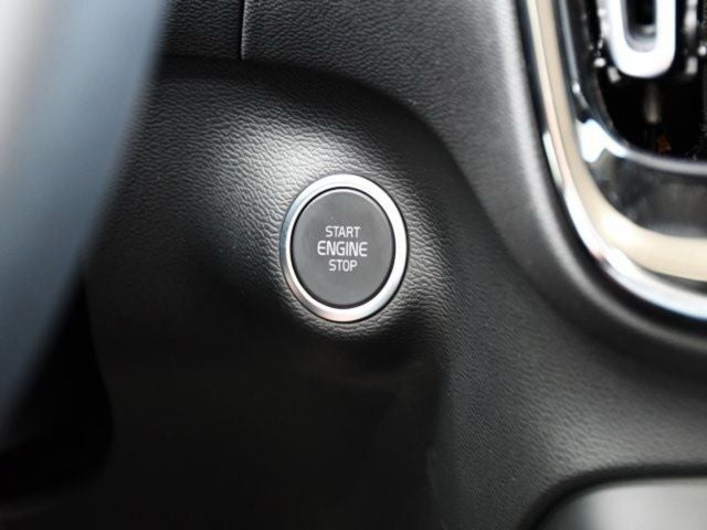 2025 Volvo XC40 B5 Core