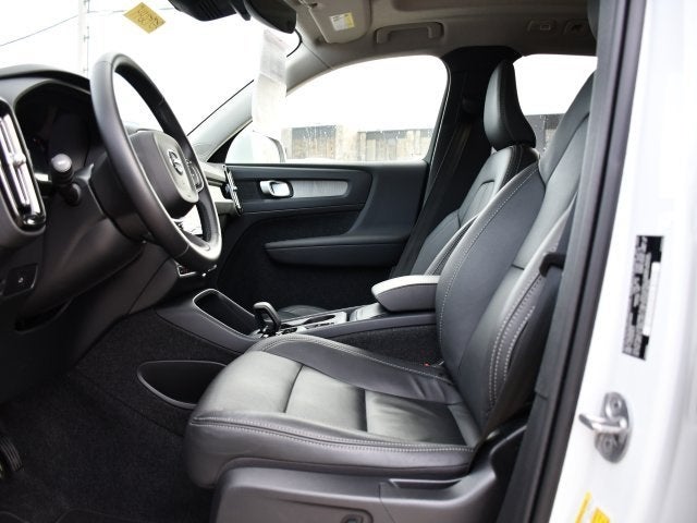 2025 Volvo XC40 B5 Core