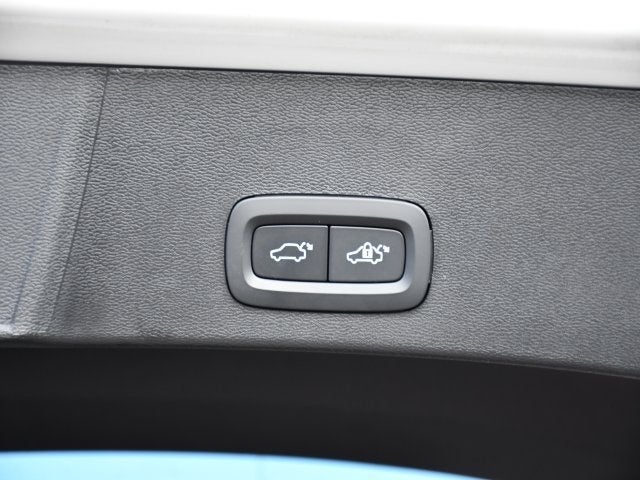 2025 Volvo XC40 B5 Core