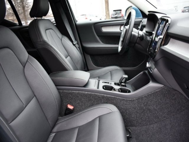 2025 Volvo XC40 B5 Core