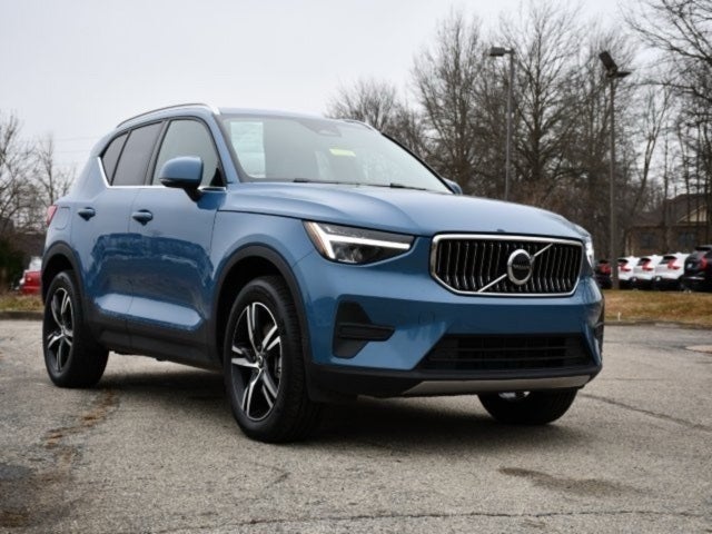 2025 Volvo XC40 B5 Core
