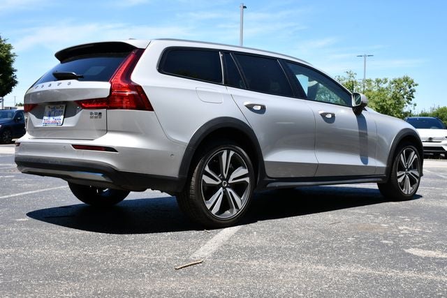 2025 Volvo V60 Cross Country B5 Plus